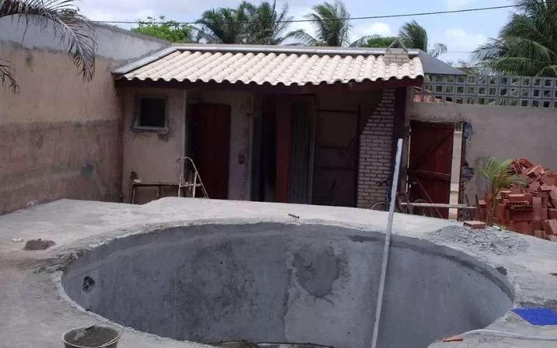 Construção de piscina num quintal residencial.