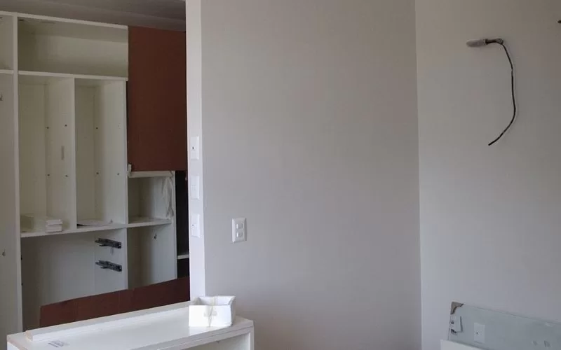 Remodelação de cozinha com armários novos.