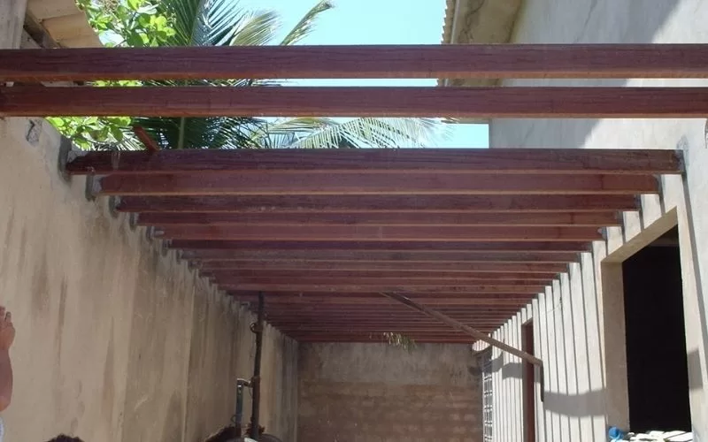 Estrutura de madeira para telhado numa casa.