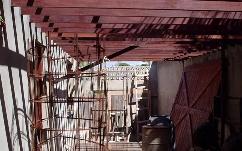 Construção de alpendre com estrutura de madeira.