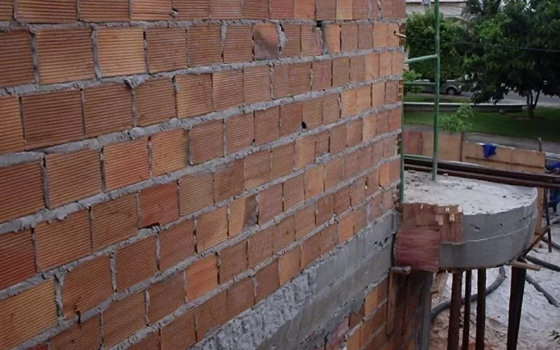 Paredes de tijolos em construção residencial.