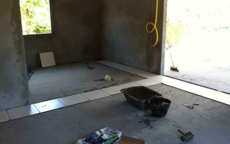 Piso de azulejos em instalação numa divisão.