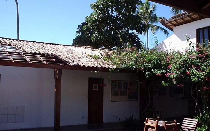 Pátio com plantas e mesa ao ar livre.