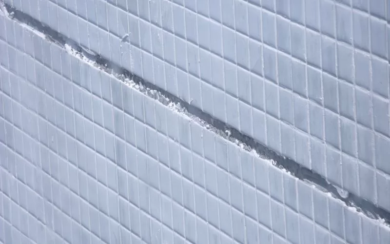 Parede de azulejos brancos com corte diagonal