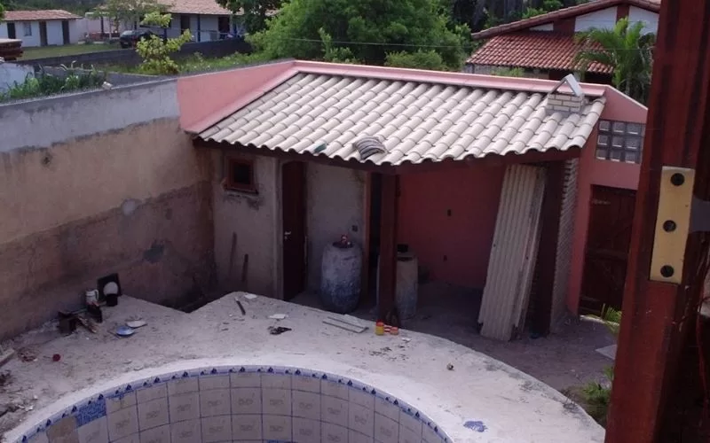 Área de piscina em construção junto ao anexo