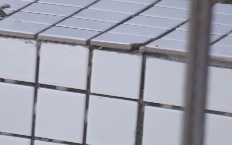 Azulejos brancos desalinhados em parede