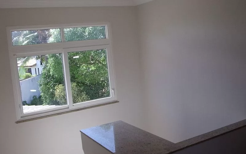 Janela com vista para árvores verdes ao exterior.