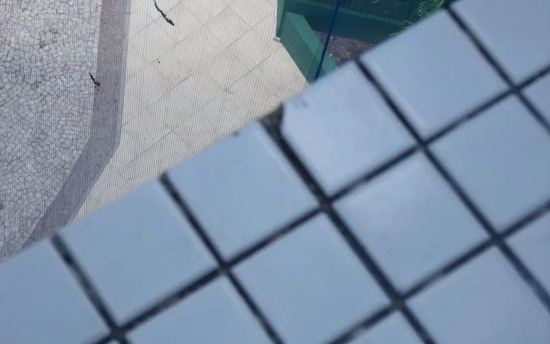 Reflexo de azulejos num edifício moderno.