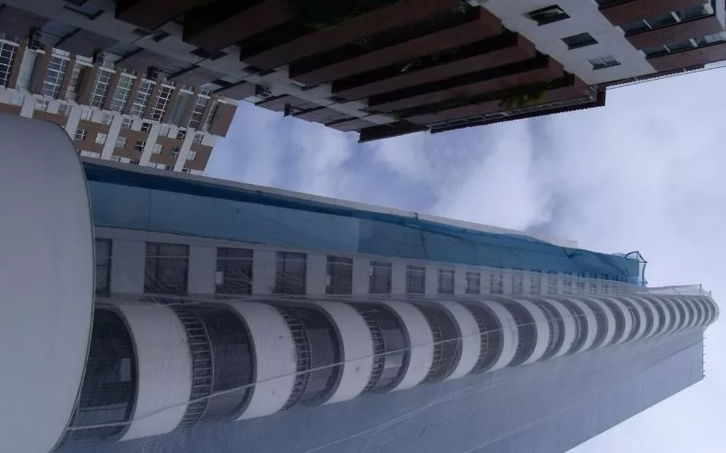 Edifício alto envolto em andaimes.