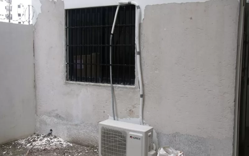 Ar condicionado instalado na parede externa.