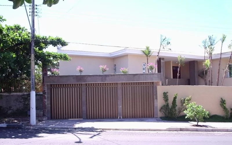 Casa moderna com portões metálicos.