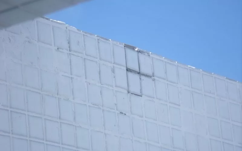 Parede de vidro com danos visíveis.