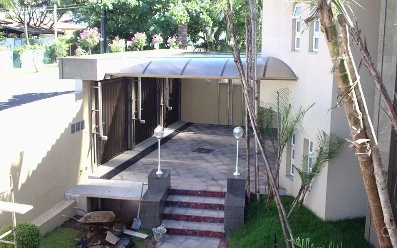 Entrada coberta de garagem em casa moderna.