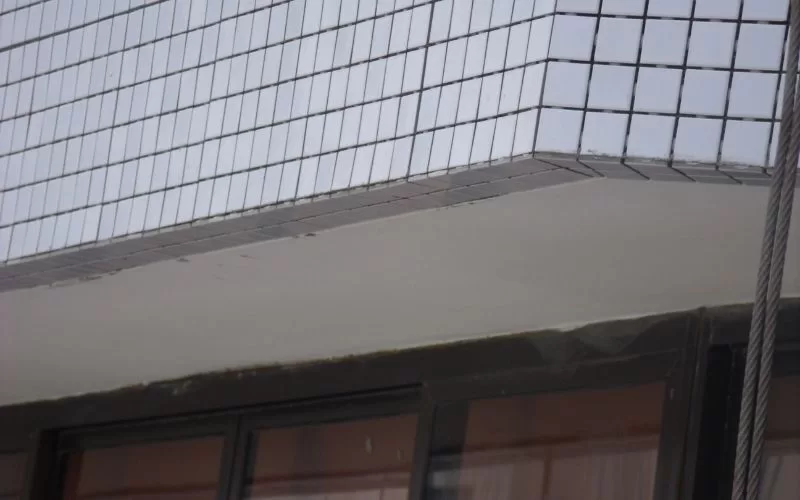 Fachada de prédio com revestimento de azulejos brancos.