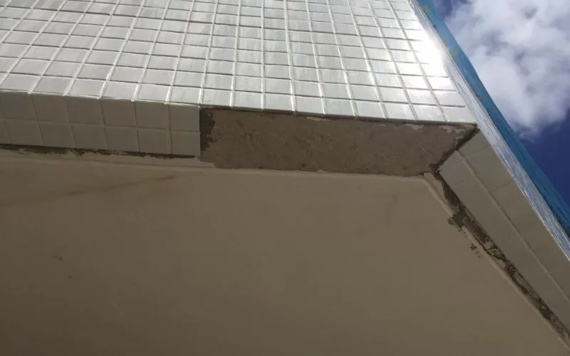 Danos em azulejos na fachada de um edifício.