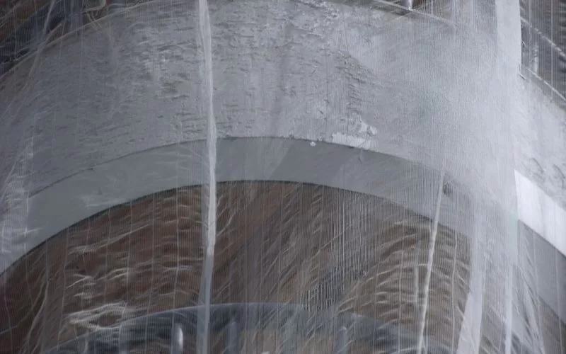 Fachada de edifício em obras com andaimes.