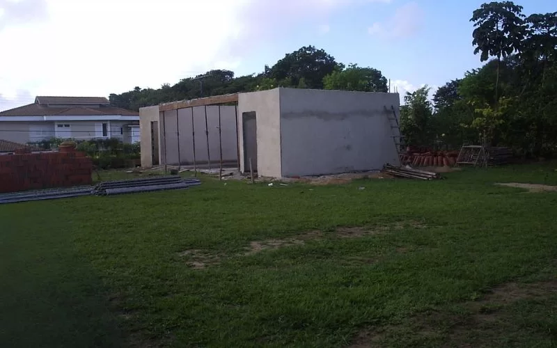 Construção de edifício em terreno gramado
