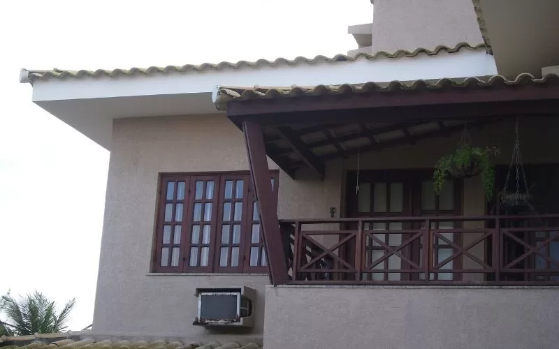 Varanda com janelas e plantas penduradas