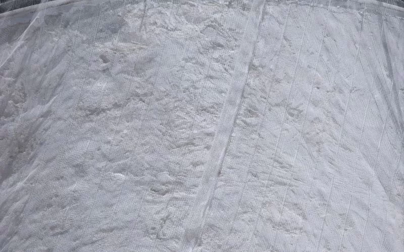 Manta branca cobrindo uma superfície irregular