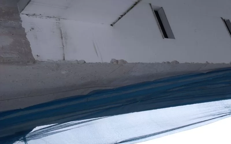 Detalhe de construção em obra, com proteção azul.