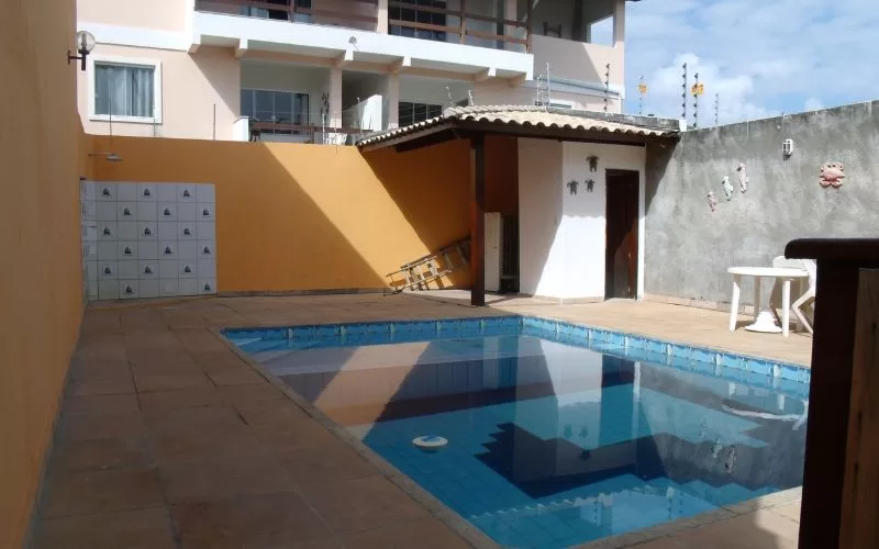 Piscina ao ar livre em casa moderna com varandas.