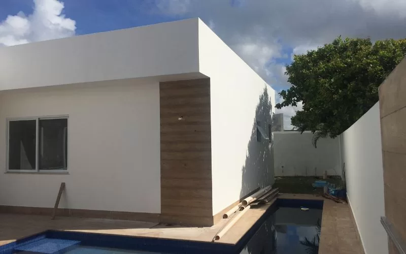 Casa moderna com piscina e jardim.