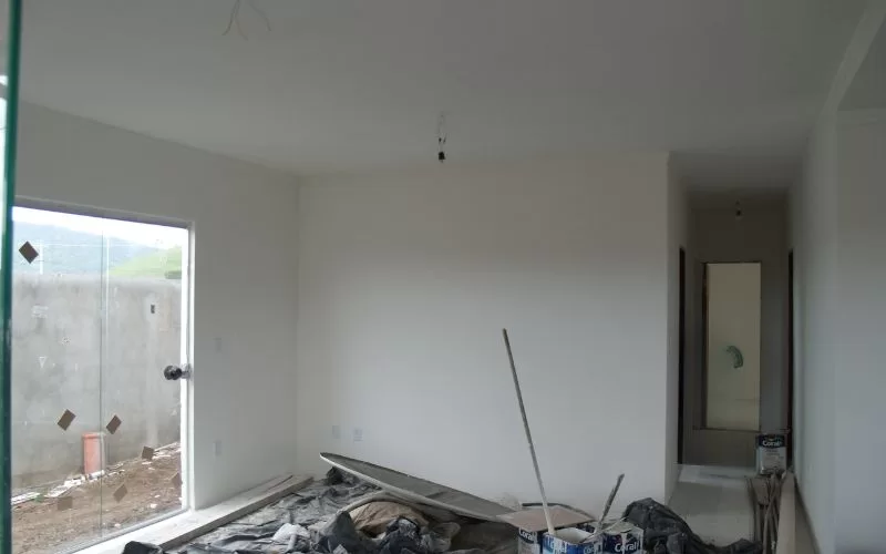 Sala em renovação com paredes brancas.