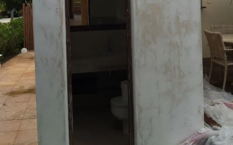 Casa de banho exterior em construção.