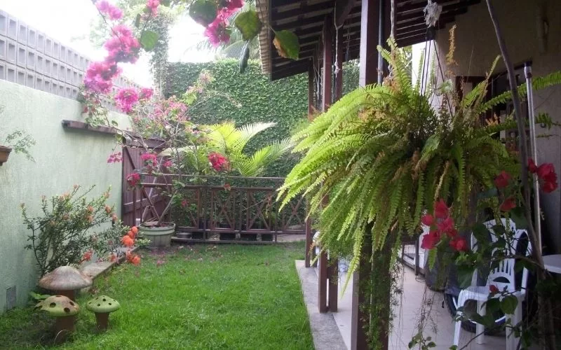 Jardim com flores coloridas e varanda de madeira