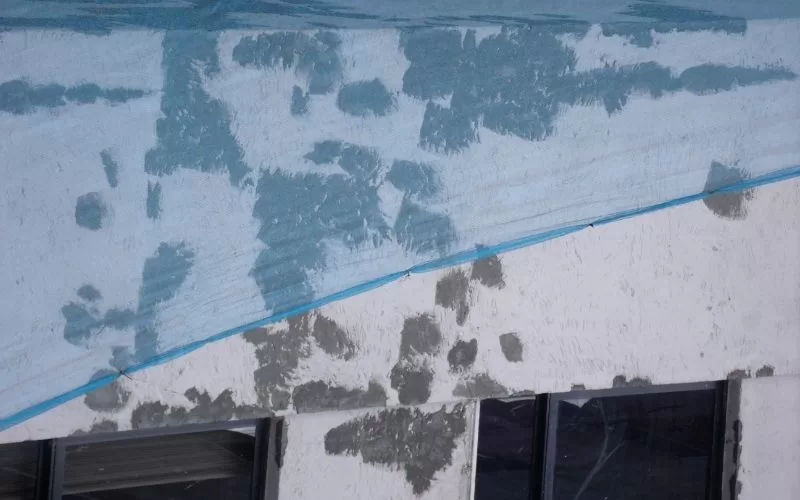 Paredes em reparação com céu azul ao fundo.