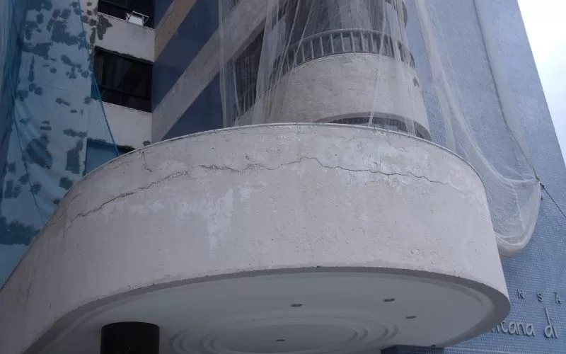 Prédio com fachada danificada e reformada
