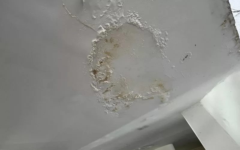 Mancha de humidade no teto de uma casa.