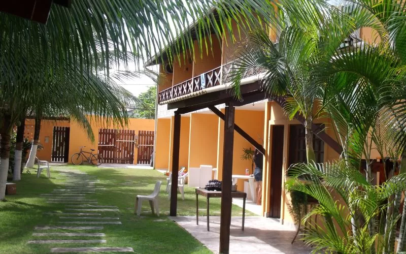 Casa de verão com jardim e palmeiras