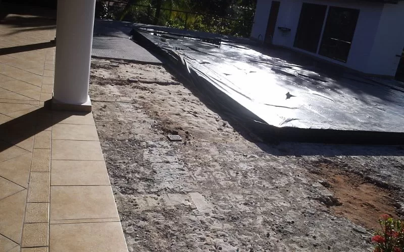 Obra de pavimentação junto a piscina coberta.