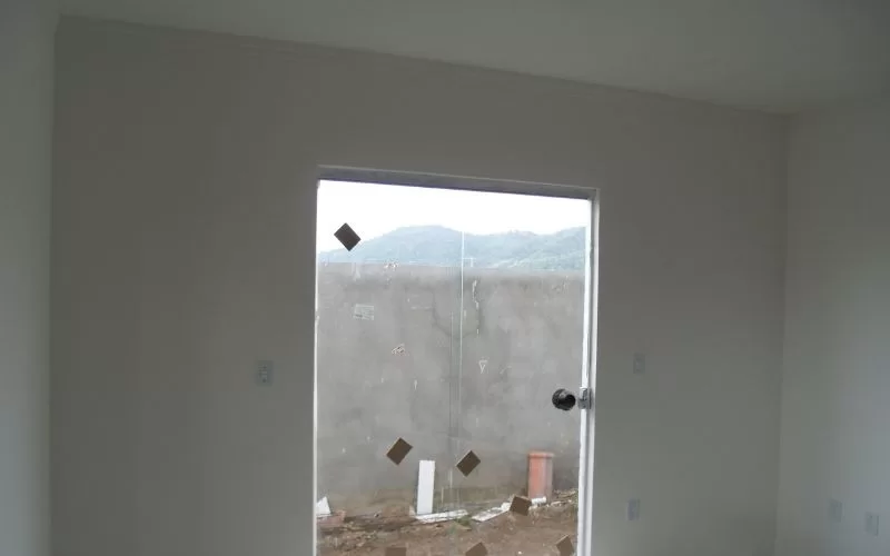 Porta de vidro em construção com vista exterior