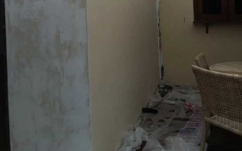 Parede interior em processo de pintura.