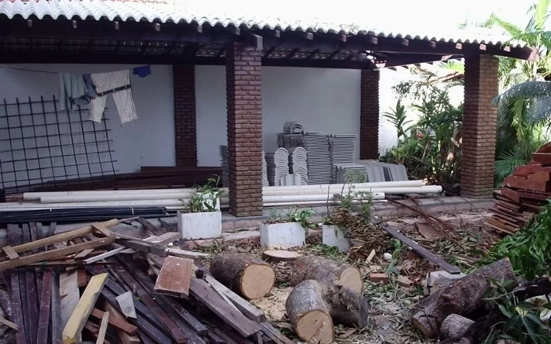 Madeiras cortadas e materiais em construção.