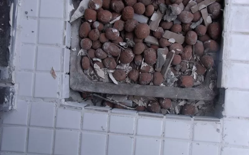 Fechadura de porta antiga em chão de azulejos
