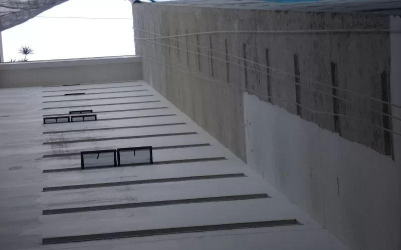 Vista de edifício alto entre prédios.
