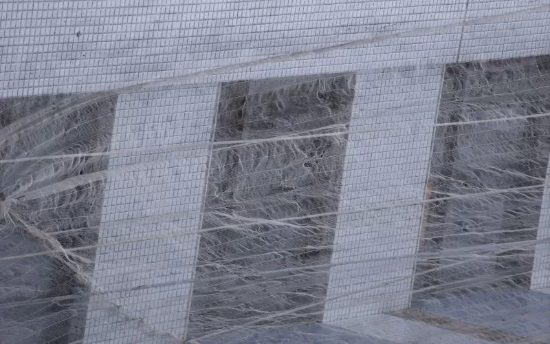 Fachada com telas de proteção em edifício moderno.