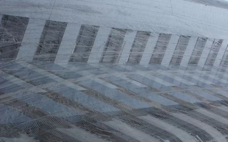 Edifício moderno coberto por lona transparente