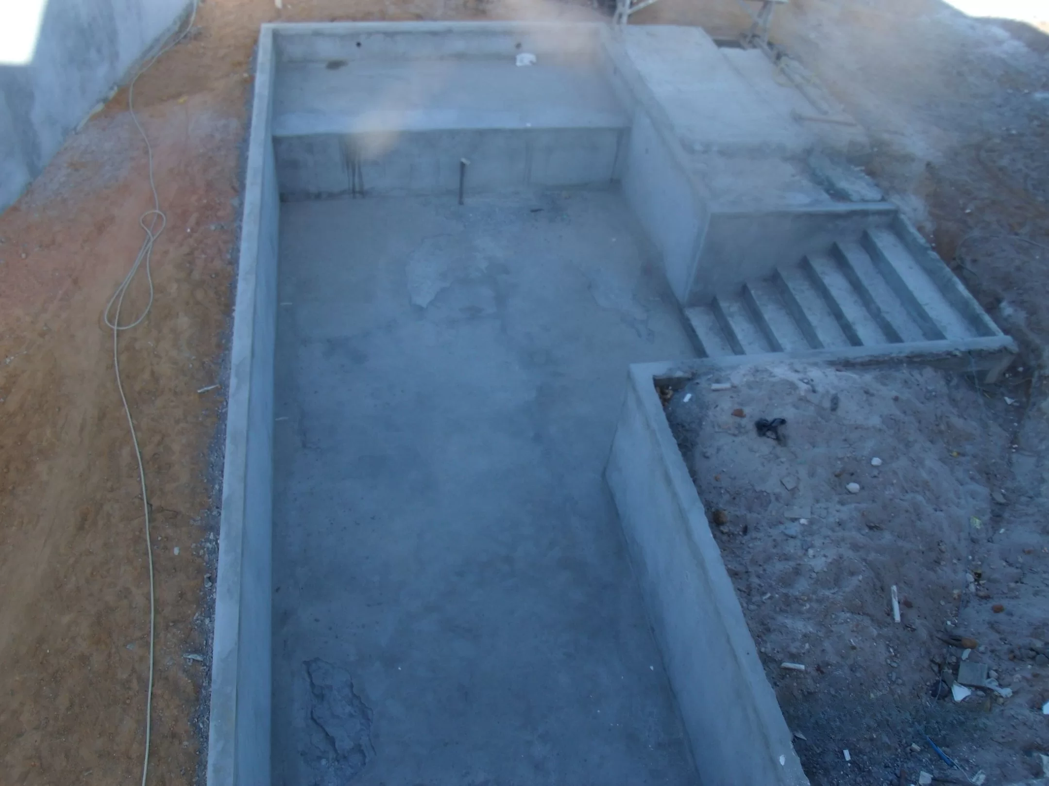 Construção de piscina em fase inicial