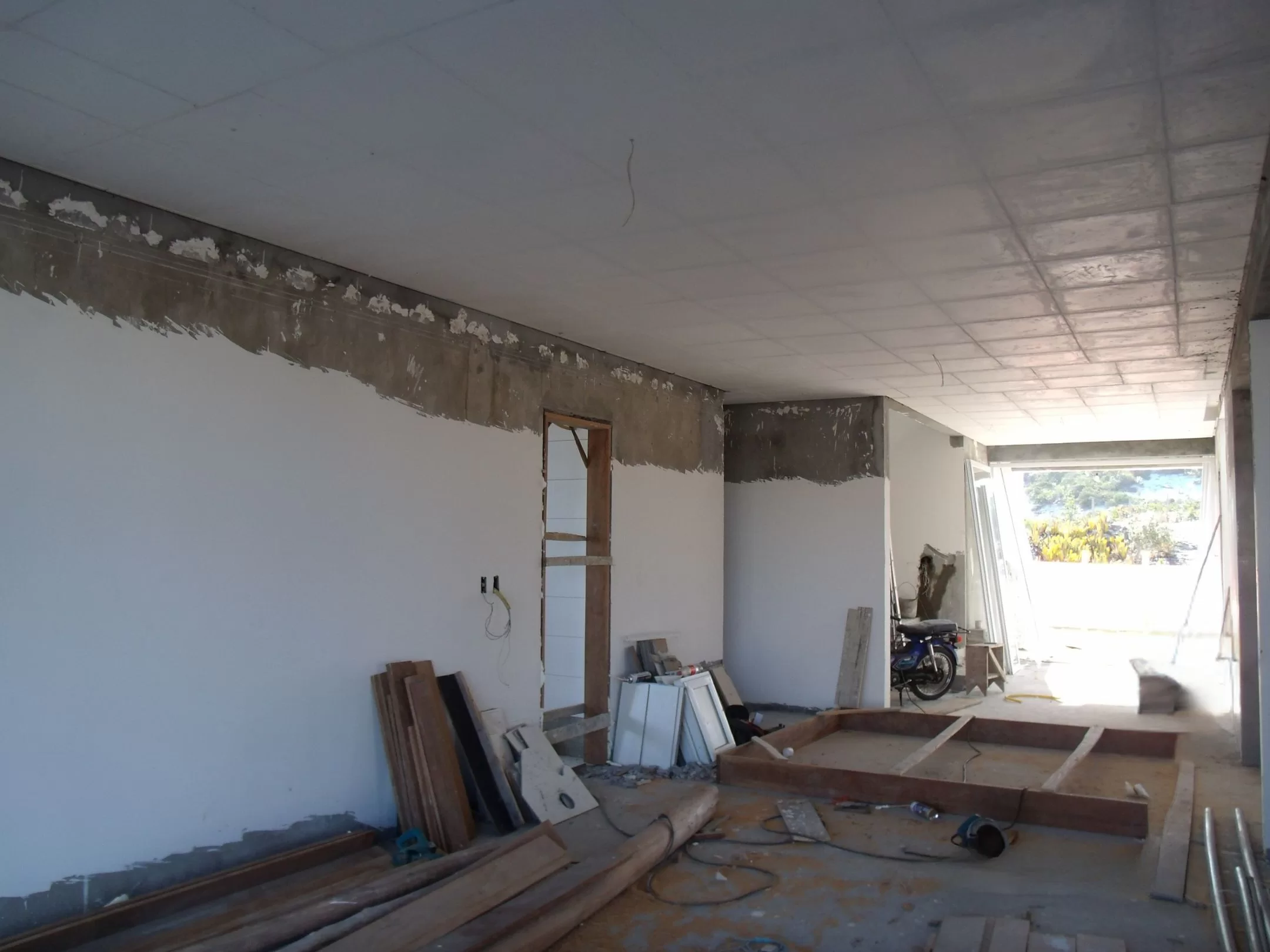 Construção de telhado em andamento com materiais organizados