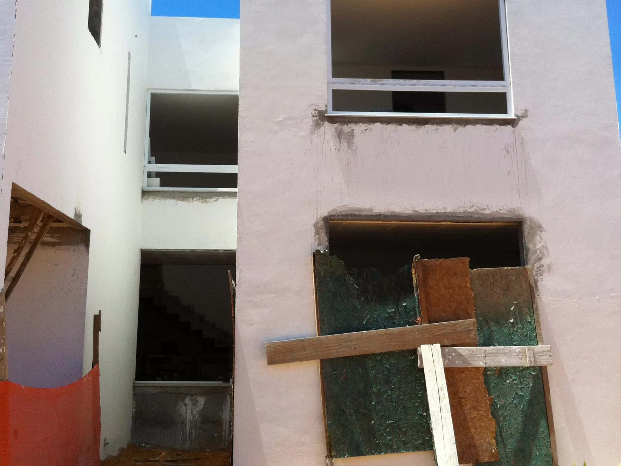 Edifício em construção com andaimes ao redor.