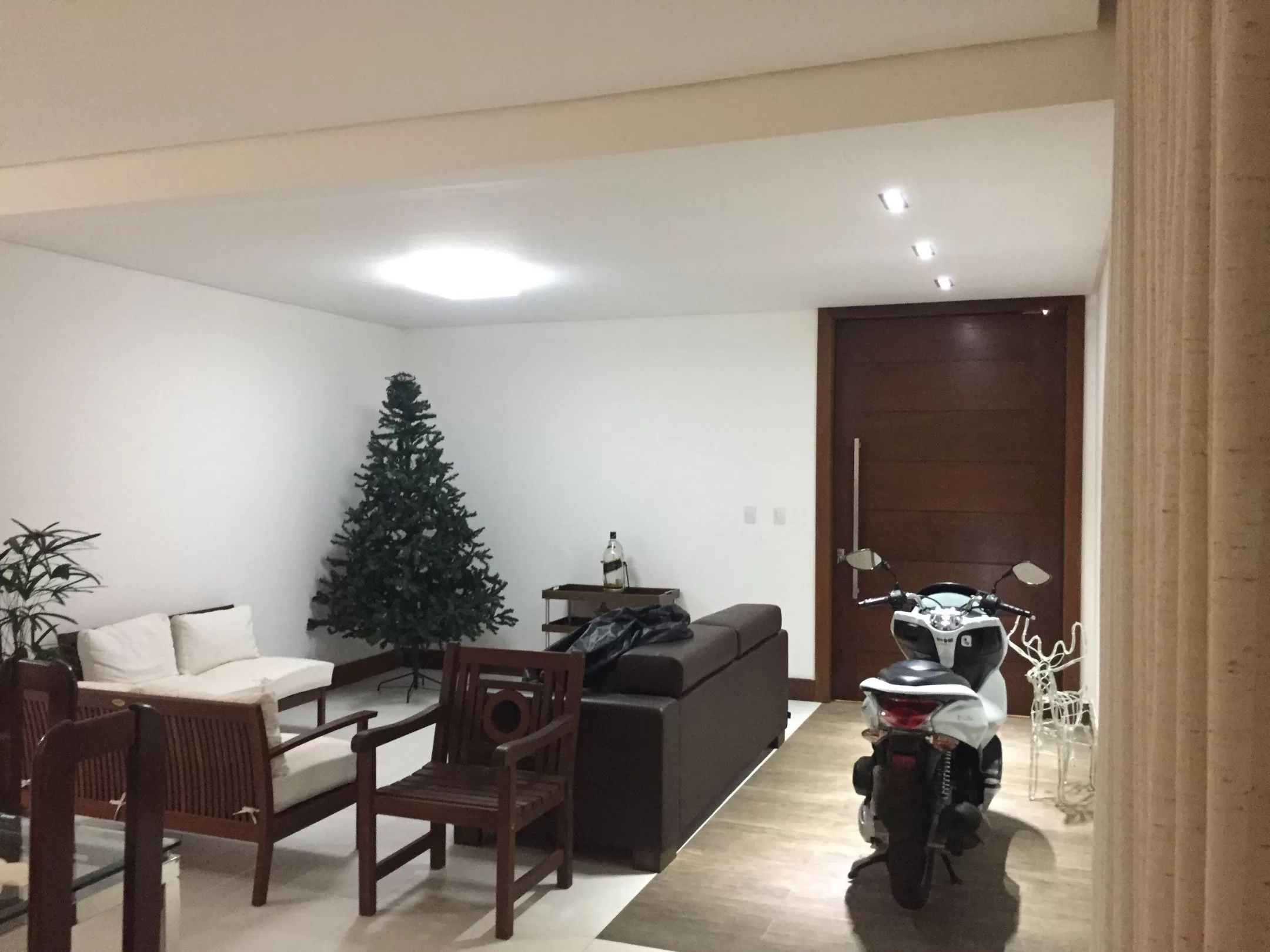 Sala com sofá, árvore de Natal, motorizada.
