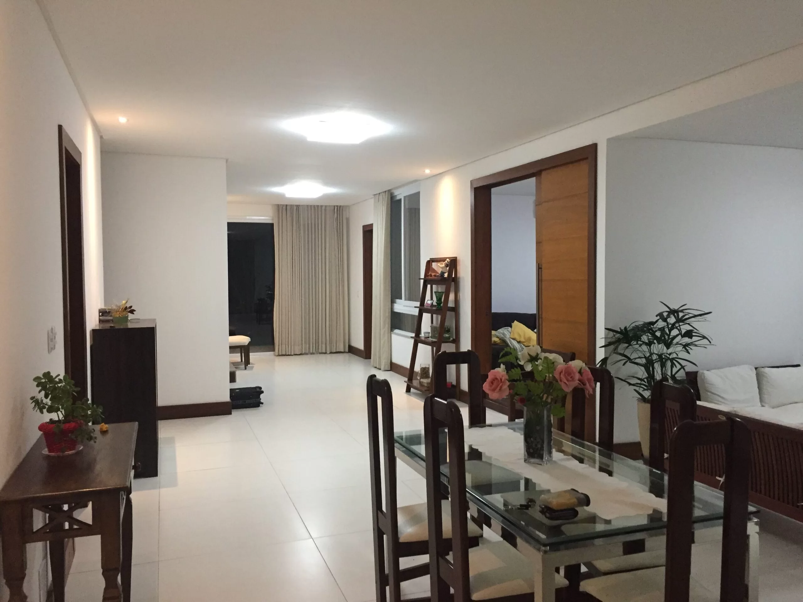 Sala de jantar moderna e iluminada, com flores.