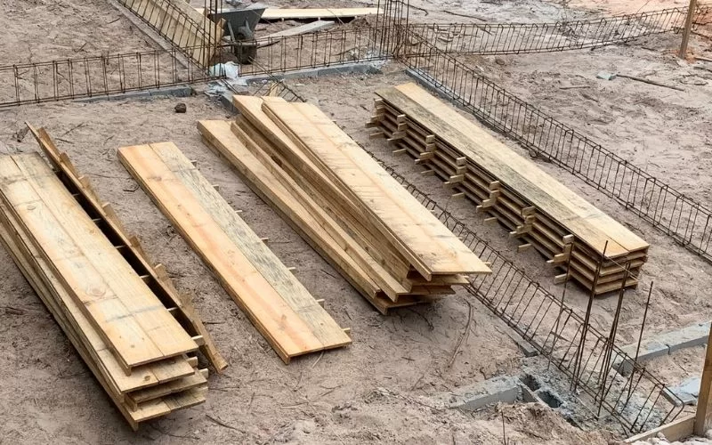 Tábuas de madeira em construção civil