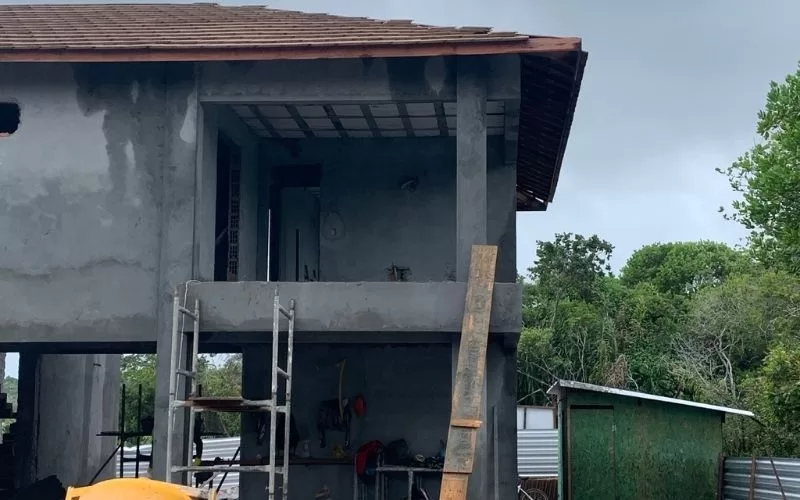 Construção de casa de dois andares em progresso.