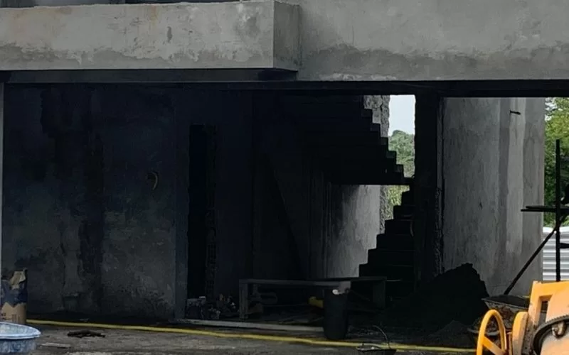 Escadaria inacabada em construção de concreto.