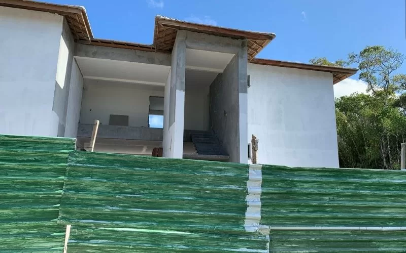 Casa em construção com andaime verde